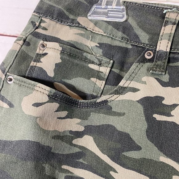 SOLD Kensie Jeans Camo Mini Skirt NWOT Women's Size 12 - Picture 3 of 8